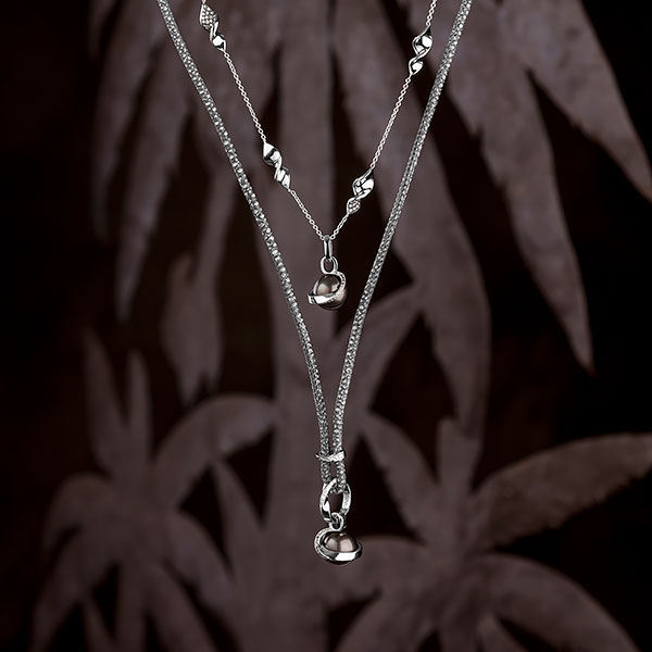 Palawan Ketten vor Palme