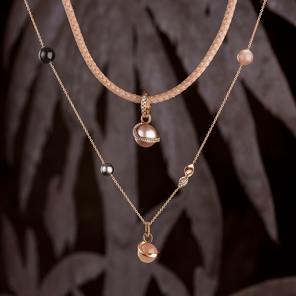 Palawan Ketten vor Palme