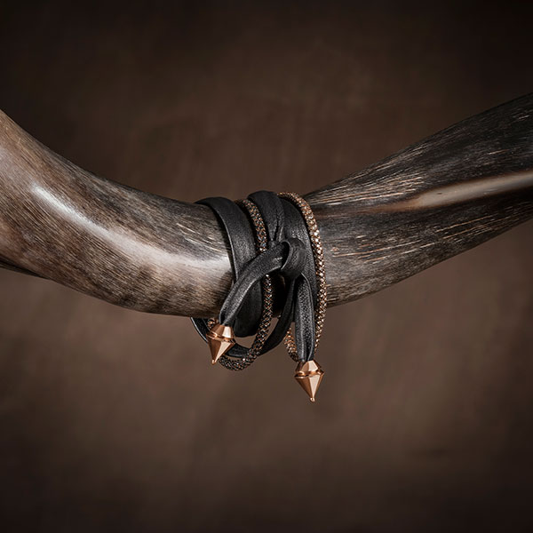 Places of Spirit - Lederarmband auf Horn