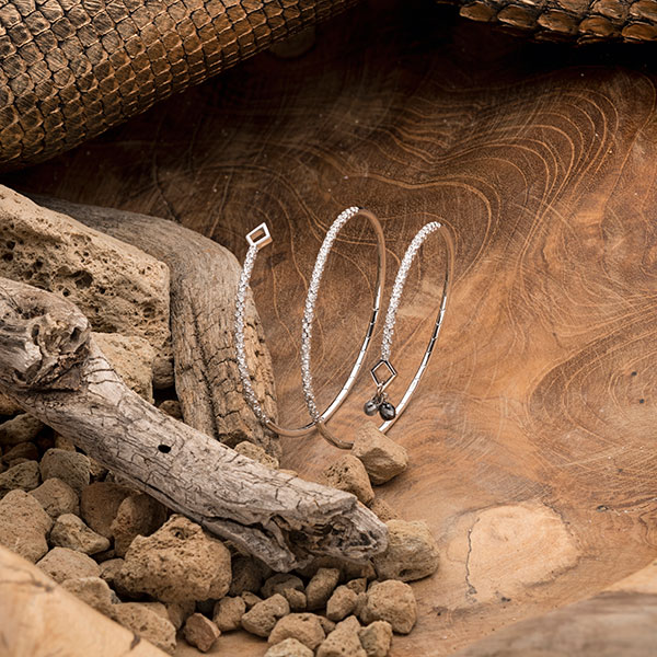 Silk route bracelet with white diamonds and 3 natural diamond briolets